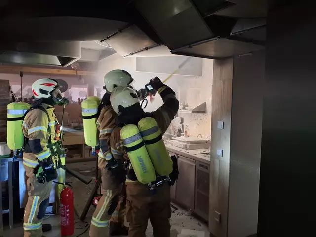 Unterstützt wurden die 39 Einsatzkräfte der örtlichen Feuerwehr beim Küchenbrand auf Gut Aiderbichl von 19 Feuerwehrleuten aus Neumarkt sowie zwölf aus Seekirchen. | Foto: Freiwillige Feuerwehr Henndorf am Wallersee