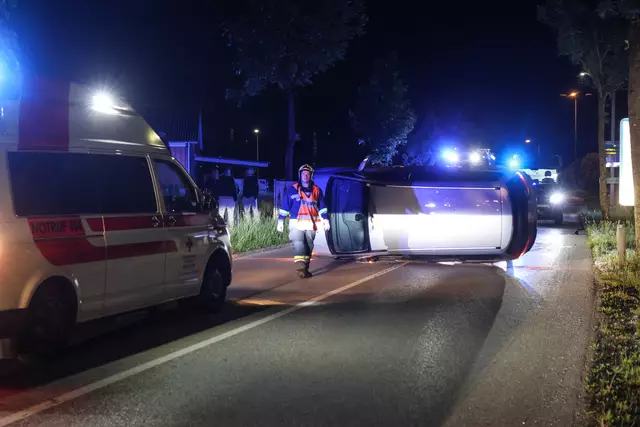 In Wels-Lichtenegg verlor ein Lenker die Kontrolle über seinen Ford-Galaxy, schoss über den Kreisverkehr der Noitzmühlstraße und blieb mit dem Pkw auf der Seite liegen. | Foto: laumat.at