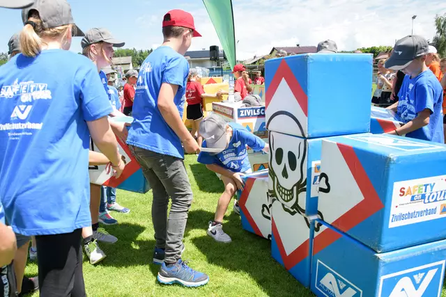 Voller Einsatz beim AUVA-Gefahrstoff-Würfelpuzzle: Die Kinder lernen spielerisch den sicheren Umgang mit Gefahrstoffen. | Foto: Kinder-Sicherheitsolympiade (KSO)
