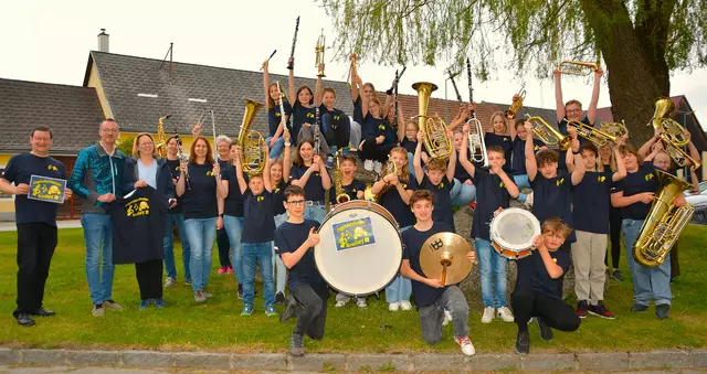 Freude über die neuen T-Shirts beim Jugendorchester Smiley | Foto: Appel