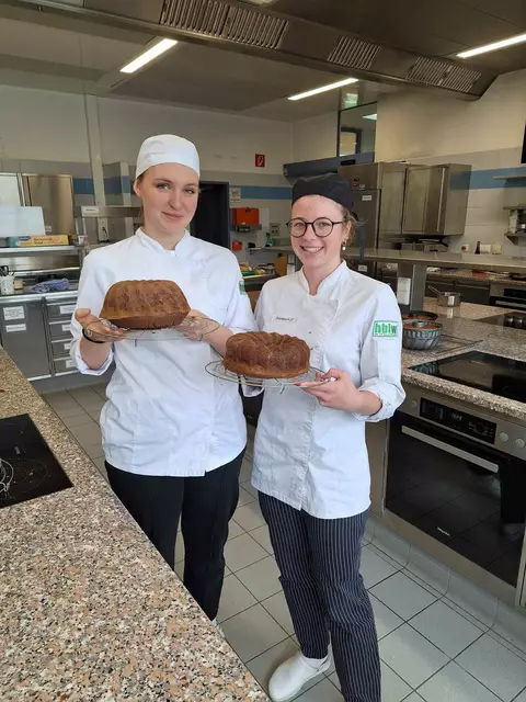 Schülerinnen der HBLW Saalfelden nahmen auch an der Aktion "Guglhupf-to-go" teil | Foto: Club Soroptimist Zell am See