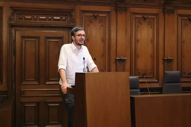 Der Grazer Gemeinderat Christian Kozina-Voit (Grüne)  sieht ein Übermaß an Asphalt bei Schulen, sowohl bei Hitze als auch bei Regen als Problem.  | Foto: Grazer Grüne