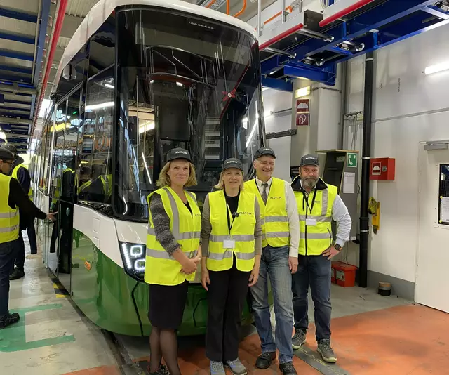 Begutachteten in Wien unlängst die neuen Grazer Straßenbahnen (v.l.): Lilian Meyer, Managing Director von Alstom Österreich, Vizebürgermeisterin Judith Schwentner, Finanzstadtrat Manfred Eber und Mark Perz, Vorstandsdirektor der Holding Graz.  | Foto: Alstom