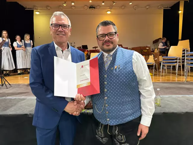 Bürgermeister Erich Rippl (links) freut sich über die Würdigung. | Foto: Gemeinde Lengau