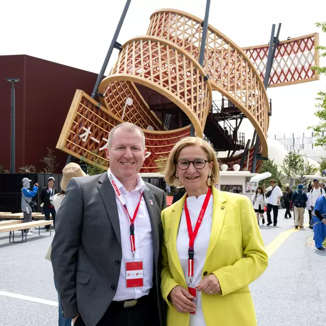 Ein Notenband, das für Musik steht - eine Holzkonstruktion aus dem Waldviertel: CEO des Bauunternehmens Stefan Graf mit Landeshauptfrau Johanna Mikl-Leitner vor seinem Kunstwerk bei der Weltausstellung in Osaka. | Foto: Pfeffer