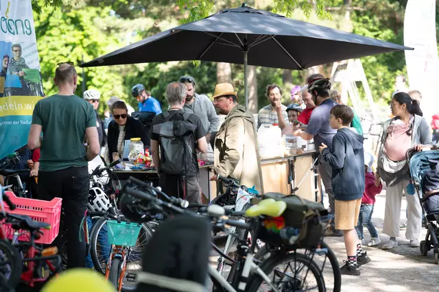 Bei Speis und Trank kam man zusammen, um sich auszutauschen.  | Foto: Andrea Leindl