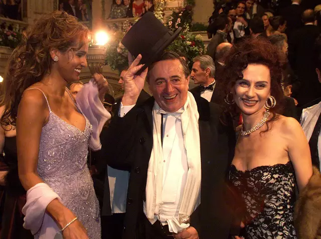 Beim 45. Opernball saß sie vor 25 Jahren in der Loge mit Lugner und seiner damaligen Ehefrau Christina (r.). | Foto: Herbert Pfarrhofer / APA / picturedesk.com