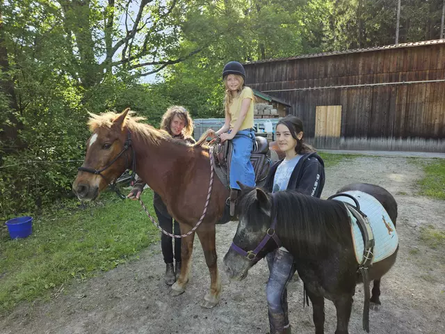Katrin Humpel, Lina Kapeller und Liora Polyvas mit den Ponys Iris und Bella | Foto: Simon Glösl