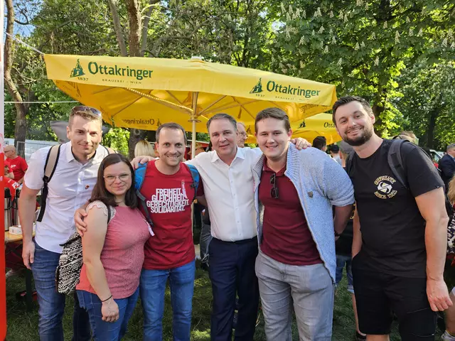 Im Prater tauschten sich Funktionäre aus Hollabrunn mit Bundesvorsitzenden und Vizekanzler Andreas Babler aus: der neue Klubdirektor der SPNÖ Johannes Leitner aus Platt, Marion Eisenberger aus Göllersdorf, Bezirksgeschäftsführer Patrick Eber aus Platt, Jugendgemeinderat David Rein und Markus Gold aus Hollabrunn. | Foto: SPÖ