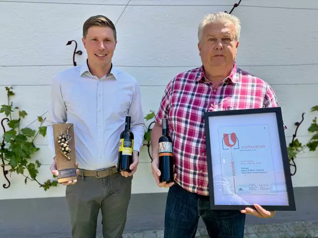 Schneider (links) und Weineck (rechts) holten den Sortensieger nach Röschitz. | Foto: Markus Kahrer