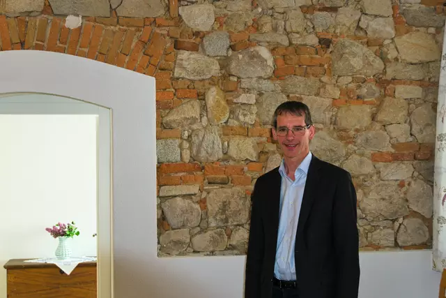Johannes Brandl, SPES-Zukunftsakademie, zeigt 
 Ausschnitt, der Einblick in den Ursprung geben soll.  | Foto: Alfred Hofer