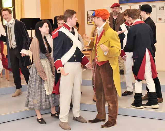 Beschwingt, bewegt, dramatisch, zugespitzt und bunt wird die Lebensgeschichte von Jean Valjean und seines Gegenspielers Polizeiinspektor Javert auf die Bühne gebracht. | Foto: Musical Festspiele Schloss Hartberg