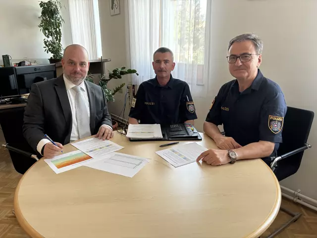 Übermittelten überwiegend gute Nachrichten: Bezirkshauptmann Karl-Josef Weiss, Bezirkspolizeikommandant Stellvertreter Wolfgang Strobl, Bezirkspolizeikommandant Eduard Widhalm. | Foto: Alexandra Goll
