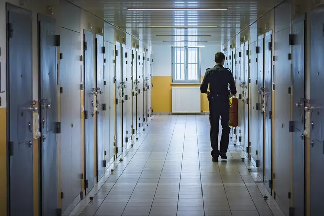 Die Justizwache der JA Simmering muss laut dem Gewerkschaftsvorsitzenden den Aufbau der neuen Einrichtung mit tragen.  | Foto: dit Jeff Mangione / KURIER / picturedesk.com