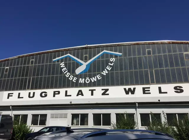 Ein erfahrener Fallschirmspringer aus Salzburg stützt am Samstag, 10. Mai, bei der Landung am Welser Flugplatz rund 15 Meter in die Tiefe. | Foto: MeinBezirk