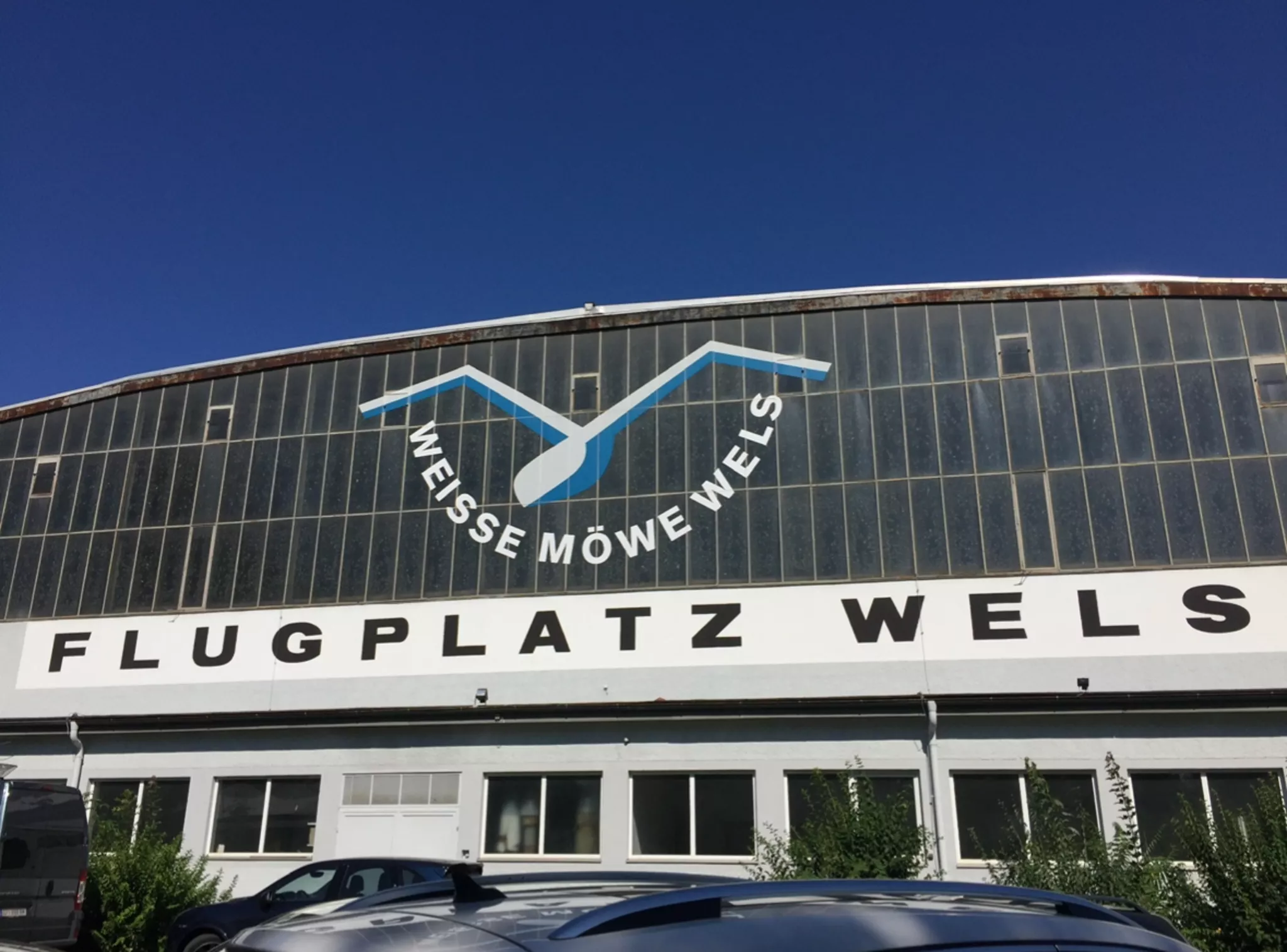 36-year-old Salzburg resident seriously injured: Skydiver crashes in Wels ...