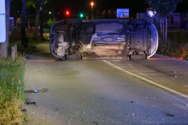 In Wels-Lichtenegg verlor ein Lenker die Kontrolle über seinen Ford-Galaxy, schoss über den Kreisverkehr der Noitzmühlstraße und blieb mit dem Pkw auf der Seite liegen. | Foto: laumat.at