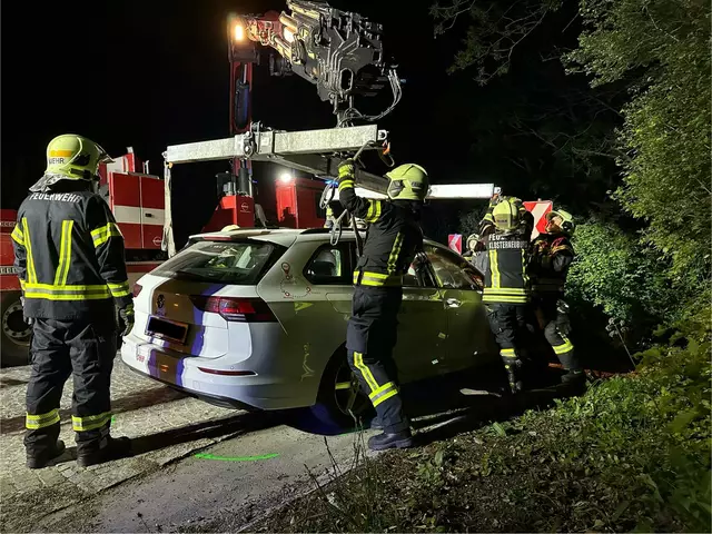 Der Lenker des Pkw wurde verletzt und kam ins Krankenhaus. | Foto: FF Klosterneuburg