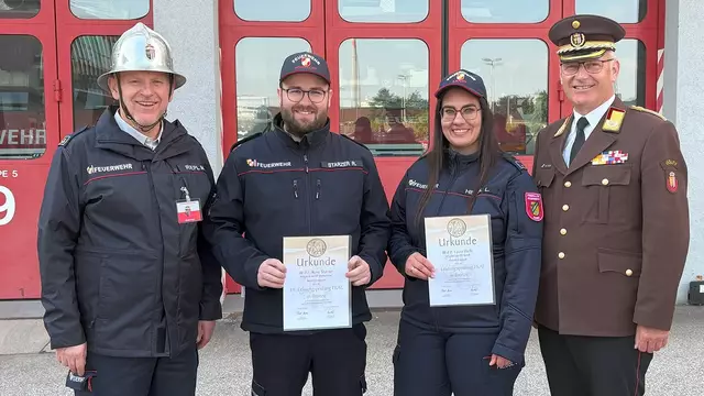 Von links: Martin Riepl (Leiter der Leistungsprüfung), Rene Starzer (FF Mönchdorf), Laura Hießl (FF Sandl) und Michael Hutterer (Landes-Feuerwehrkommandant Stellvertreter). | Foto: BFKDO Freistadt/Stefan Hackl