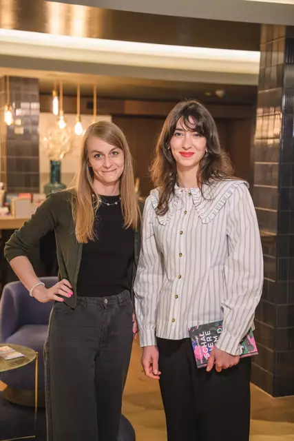 Laudatorin Katharina Schaller (Verlagsleiterin Haymon Verlag) mit Selina Holešinsky (Preisträgerin Haymon achensee.literatour-Stipendium

 