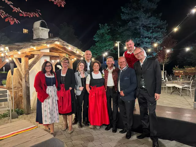 Franz Posch feierte gemeinsam mit den Vertretern der Region im stimmungsvollen Ambiente. | Foto: Region Villach Tourismus/MLW