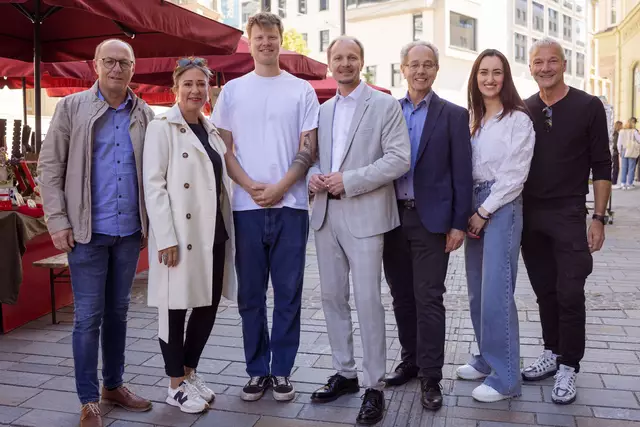 Für den neuen Markt wurde die Marktordnung in Rekordzeit novelliert. V.l.n.r.: Referatsleiter Marktwesen Andreas Nußbaumer, Gemeinderätin Mariella Lutz, Organisator Paul Prost, Bürgermeister Johannes Anzengruber, Innungsmeister Peter Pfötscher, WKO Lisa Brandberger, IAI Robert Neuner | Foto: Hans Friedrich