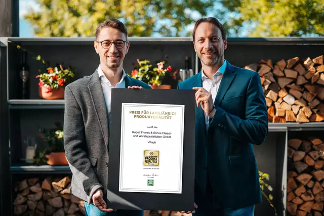 Von links: GF Christoph und Kurt Frierss mit dem DLG-Preis für langjährige Produktqualität 2025. | Foto: Frierss