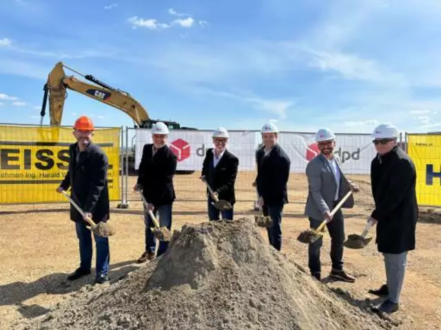 Gebrüder-Weiss-Abteilungsleiter Facility Ost Martin Reinprecht, Gebrüder-Weiss-Paketdienst-Geschäftsführer Andreas Winkelmayer, Depotleiter Michael Schwarz, Gebrüder-Weiss-Paketdienst-Geschäftsführer Daniel Neumann, Gebrüder-Weiss-Baumanager Josef Ehrenberger und Baumeister Firma Weissel Klaus Irsiegler. | Foto: APA/DPD