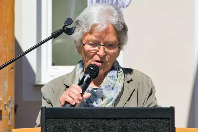 Franziska Fuchs gab in humorvoller Weise und Gedichtform Übersicht über das Geschehen.  | Foto: Alfred Hofer