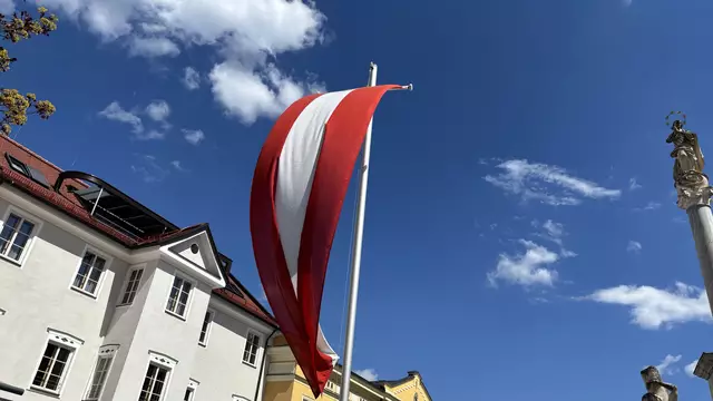 (Symbolfoto) Eine im Wind wehende Österreich-Flagge. | Foto: pjw