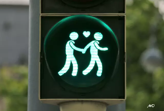 Anlässlich des Events ließ die Stadt die Ampelmännchen an fast 50 Standorten auf Ampelpärchen, darunter auch gleichgeschlechtliche, austauschen.