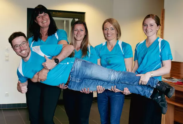 Sonja Ober, Daniela Alfanz, Susanna Radl und Jacqueline Reiterer tragen ihren Sportkollegen Lukas Handler auf Händen.