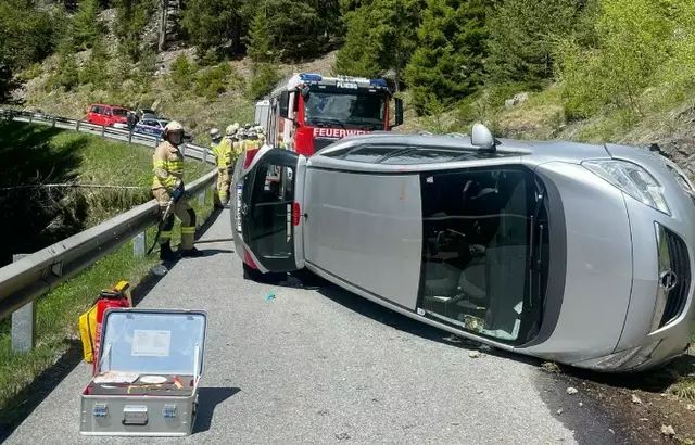 In Fließ verlor der Lenker die Kontrolle über seinen Pkw und fuhr auf eine Böschung. Zwei verletzte Personen wurden in das Krankenhaus Zams geflogen. | Foto: Freiwillige Feuerwehr Fließ/FB