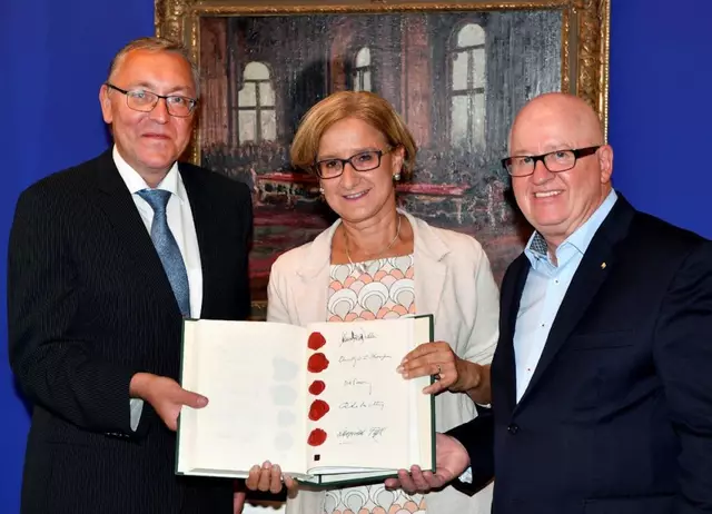 Seit August 2017 gibt es im "Haus der Geschichte" im Niederösterreich Museum ein Faksimile des Staatsvertrages zu sehen. Damals nahm es Landeshauptfrau Johanna Mikl-Leitner vom Botschafter der Russischen Förderation in Wien, Dmitrij Ljubinskij, entgegen. Sehr zur Freude des damaligen Leiters Stefan Karner. | Foto: NLK Reinberger