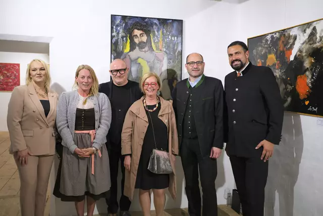Gruppenfoto bei der Vernissage von ARTE GOLLING 2025 (v. l. n. r.): Marianna Jurčová (VERUM), Nina Behrendt (Obfrau des Tourismusverbandes Golling), Mauro Giampieri (VERUM), Elisabeth Gisperg (Kunstpädagogin), Bürgermeister Martin Dietrich und Immanuel Fiausch (GF TVB Golling). | Foto: TVB Golling