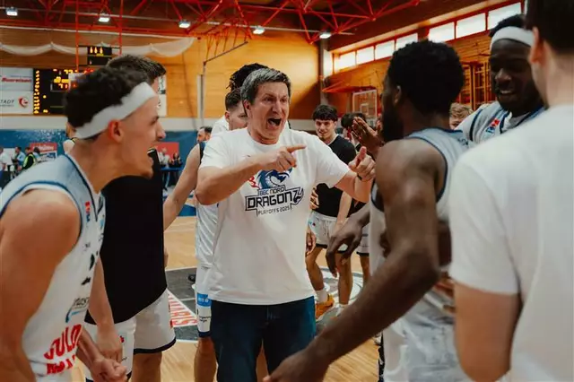 Obmann Roland Knor feierte mit den Spielern.  | Foto: GEPA