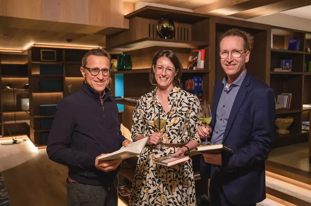 Literaturfan Josef Margreiter, Susanne Neuhauser (GF Idealtours) mit Lebensgefährten Christian Schwarz (Raiffeisenverband Tirol).