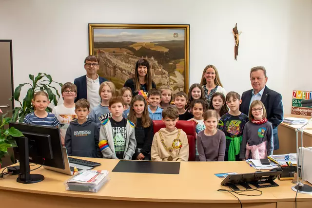 Die 3B mit Bürgermeister Toni Brunner (Mitte), Vizebürgermeisterin Hannah Prinz (rechts von ihm) sowie Stadtamtsdirektor Hermann Neumeister, Lehrerin Alexandra Schmidt, Standesbeamtin Barbara Haider und Bürgermeister Franz Mold (hinten, v.l.) | Foto: Stadtgemeinde Zwettl