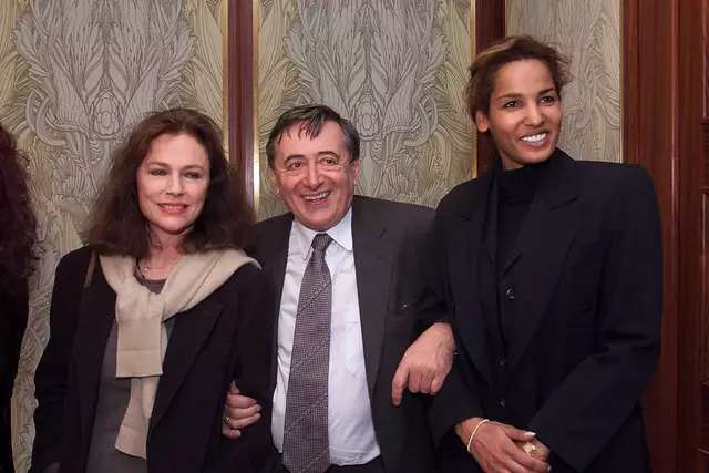 Schauspielerin Jacqueline Bisset (heute 80) mit Lugner und Naddel beim Opernball 2000. | Foto: Alexander TUMA/picturedesk.com
