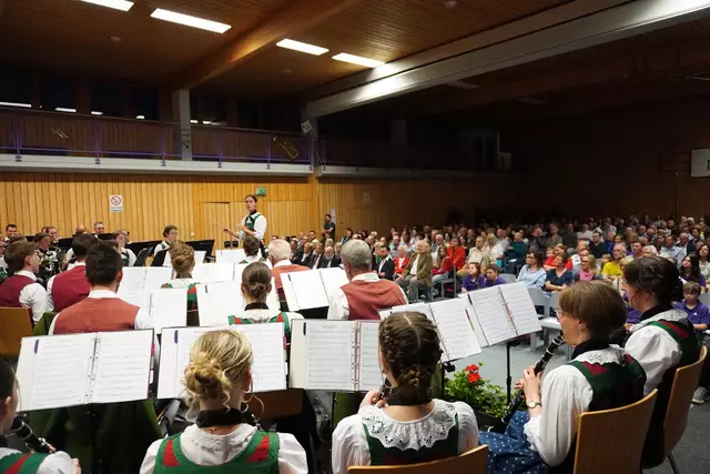 Bei vollem Haus präsentierte die Musikkapelle Axams ein buntes Programm von Österreich bis Afrika.  | Foto: Alicia Martin Gomez