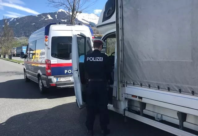 Zwei Klein-Lkw wurden in Nösslach wegen Überladungen aus dem Verkehr gezogen. (Symbolbild) | Foto: Polizei Tirol