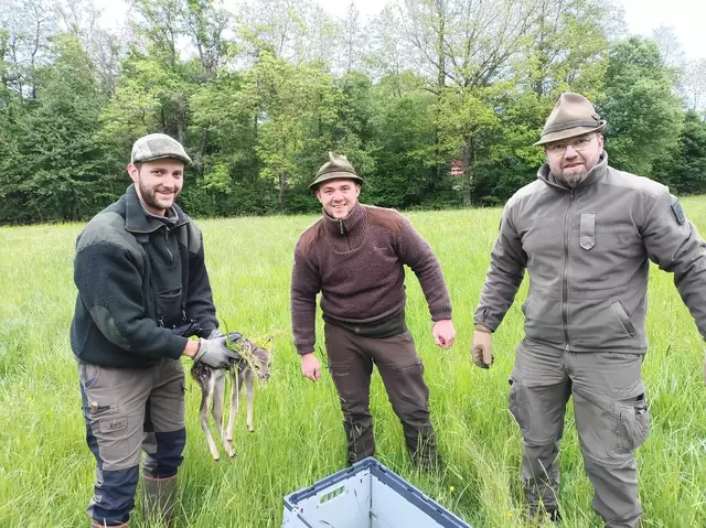 Die Jägerschaft Ottnang und der Drohnenexperte Christoph Zeininger haben Rehkitze gerettet. | Foto: Kirchberger