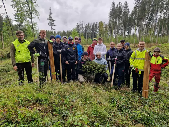 Die Schüler des Holztechnikums Kuchl mit Lehrer Herwig Schwaiger, ÖBf-Revierleiter Lorenz Strasser (1.v.l.) sowie den ÖBf-Forstfacharbeitern Martin Egger und Serkan Schmeißner.

 | Foto: Erwin Treml/HTK
