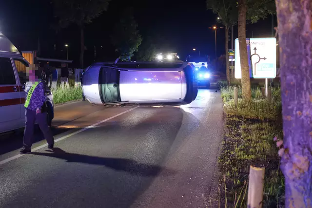In Wels-Lichtenegg verlor ein Lenker die Kontrolle über seinen Ford-Galaxy, schoss über den Kreisverkehr der Noitzmühlstraße und blieb mit dem Pkw auf der Seite liegen. | Foto: laumat.at