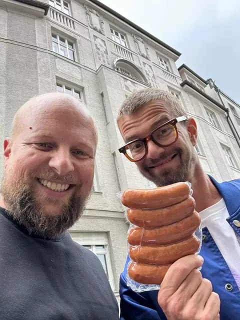 Metzger Hannes Hönegger mit TV Star Joko Winterscheidt. | Foto: Fleischhauerei Rumpold