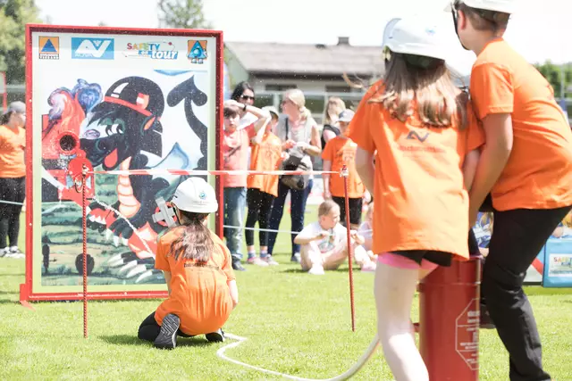 Wasser marsch! Beim Löschbewerb des Landesjugendreferats zeigen die Kinder ihr Können im Umgang mit dem Feuerwehrschlauch. | Foto: Kinder-Sicherheitsolympiade (KSO)