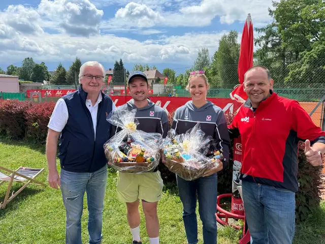 Die beiden Snowboard-Stars Alex und Sabine Payer waren für das Militärkommando Kärnten beim AK Tennis Cup im Einsatz.  | Foto: AK