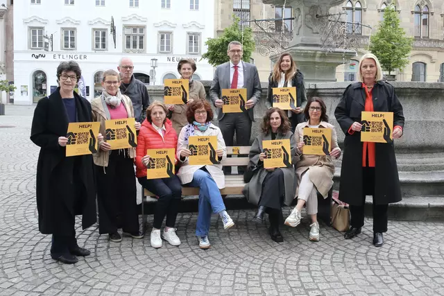 Hinten links: Atteneder, Claudia Graf ( Club),Bgm Markus Vogel, Leiterin VABB,
vorne von links : J.Greger, Vzebgm Anna Demelmayr, Judith Ringer, Alice Müller, Gerda Wagner ( Club), Präsidentin Roswitha Mayr, Nationalrätin Katrin Auer.
  | Foto: Klaus Mader