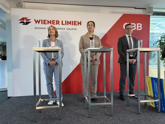 Präsentierten gemeinsam ihr Sommerbaustellen-Verkehrskonzept, v. l.: Gudrun Senk (technischer Vorstand Wiener Linien), Judith Engel (Vorstand ÖBB Infrastruktur AG) und Alfred Loidl (ÖBB-Postbus-Vorstand). | Foto: Johannes Reiterits/MeinBezirk