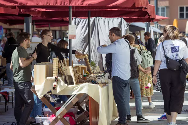 Der neue Kunsthandwerksmarkt am Sparkassenplatz findet künftig jeden zweiten Samstag im Monat statt.  | Foto: Hans Friedrich